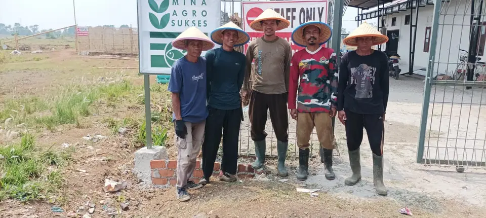 Lima anggota tim Mina Agro Sukses berfoto di depan papan nama perusahaan